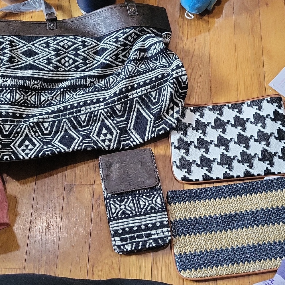 31 NWT 2 pouches, reversible tote,crossbody bag